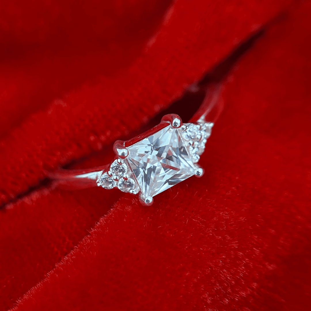 Square Grace – Square-cut CZ with round stones.