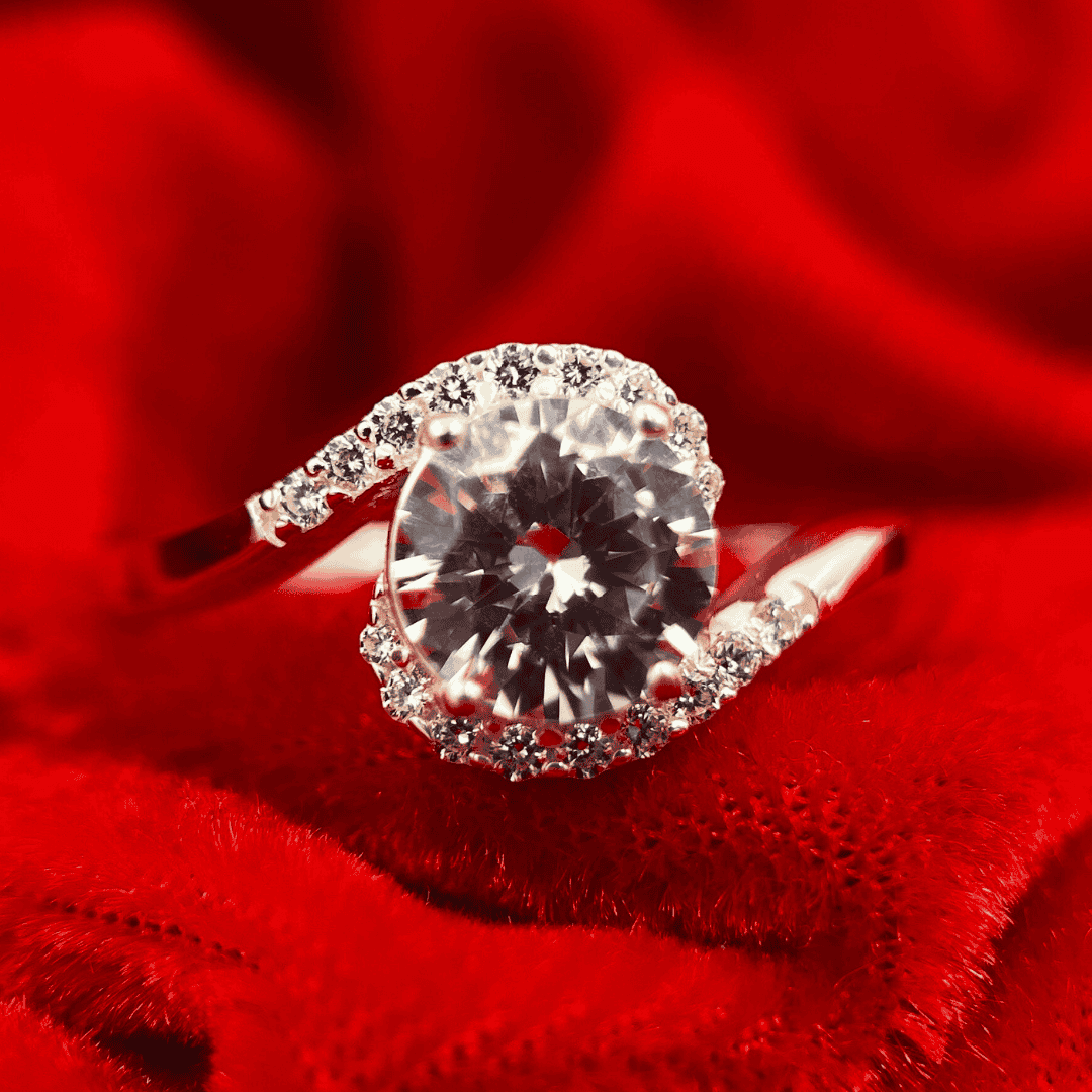 Halo Pear – Pear-shaped CZ with halo design.